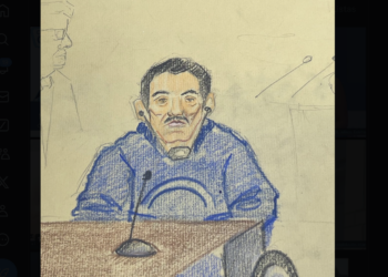 “El Mayo” Zambada se presenta ante jueza en silla de ruedas y con la frase “Carpe Diem” en su suéter